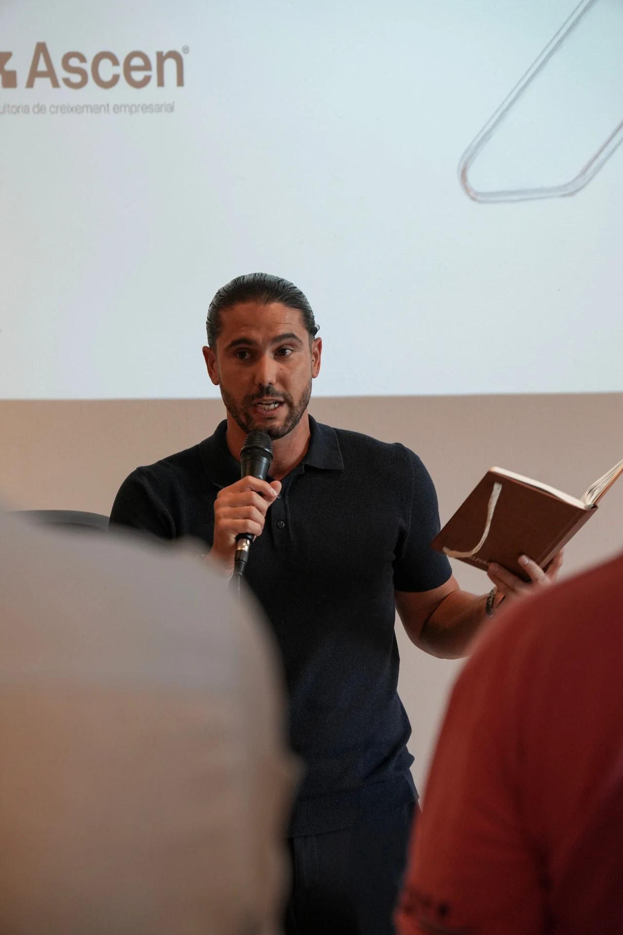 Profesional ascendiendo escalones